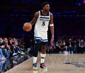 leyu团队-开始发力！爱德华兹上半场10中5&amp;罚球8中8 砍下20分6板3助